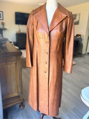 Stunning vintage 70’s long leather coat, Regent Mfg. Canada. Toffee colour.